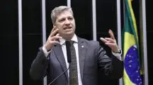 “Lula só agrava a situação, com mais e mais queimadas na Amazônia enquanto a fake news do Greenpeace e do PT come solta”, analisou Van Hattem | Foto: Câmara dos Deputados/Vinicius Loures