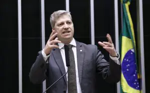 “Lula só agrava a situação, com mais e mais queimadas na Amazônia enquanto a fake news do Greenpeace e do PT come solta”, analisou Van Hattem | Foto: Câmara dos Deputados/Vinicius Loures