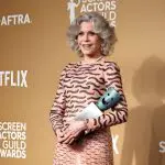 Jane Fonda recebe prêmio em reconhecimento pela carreira e faz críticas ao governo americano