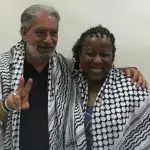 Macaé Evaristo recebe militante antissemita e posa com lenço usado por terroristas