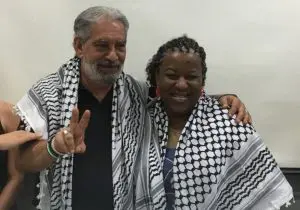 Macaé Evaristo recebe militante antissemita e posa com lenço usado por terroristas