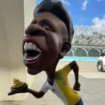 Escultor espanhol é ameaçado de morte por sátira com Vinícius Júnior