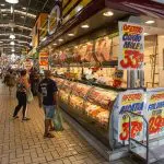 Movimentação de consumidores no corredor dos açougues do Mercado da Lapa, na Lapa, zona oeste de São Paulo, em alusão à matéria sobre o IPCA de janeiro de 2025