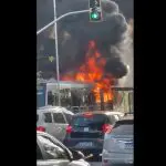 Ônibus ficou em chamas depois de queda de avião em São Paulo | Foto: Reprodução/X