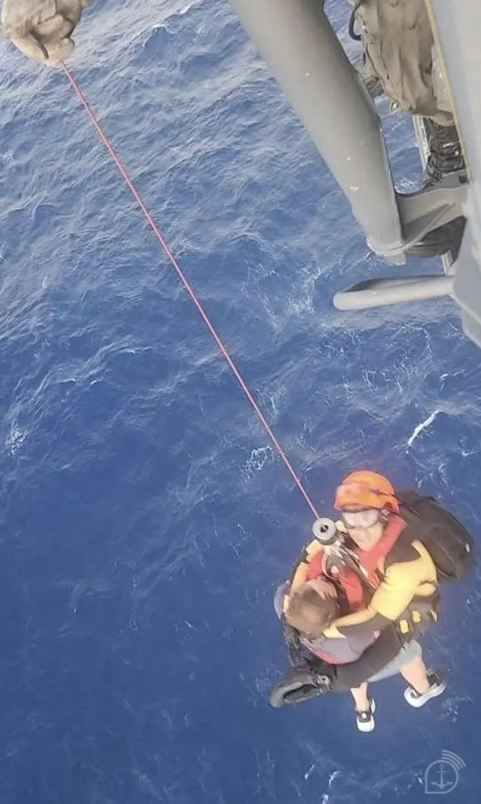 O tripulante foi içado com segurança pela equipe de busca e salvamento da Marinha | Foto: Divulgação/Marinha do Brasil