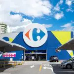 Fachada da entrada do hipermercado Carrefour, em São Paulo (8/2/2021) | Foto: Shutterstock