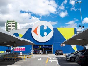 Fachada da entrada do hipermercado Carrefour, em São Paulo (8/2/2021) | Foto: Shutterstock