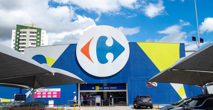 Fachada da entrada do hipermercado Carrefour, em São Paulo (8/2/2021) | Foto: Shutterstock