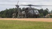 Militares das Forças Armadas dos EUA entram em um helicóptero UH-60 Black Hawk
