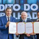 Presidente Luiz Inácio Lula da Silva acompanhado dos ministros, Fernando Haddad, Luiz Marinho, durante cerimônia de lançamento do programa “Crédito do Trabalhador” | Foto: Ricardo Stuckert / PR; governo Lula