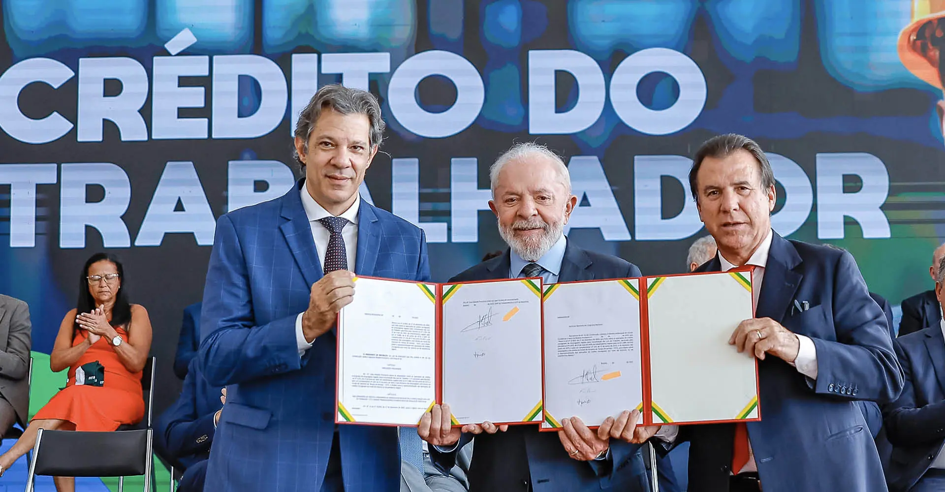Presidente Luiz Inácio Lula da Silva acompanhado dos ministros, Fernando Haddad, Luiz Marinho, durante cerimônia de lançamento do programa “Crédito do Trabalhador” | Foto: Ricardo Stuckert / PR; governo Lula