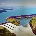 Imagem aérea da Usina Hidrelétrica Itaipu Binacional, empresa a qual o Partido Novo quer proteger via leis