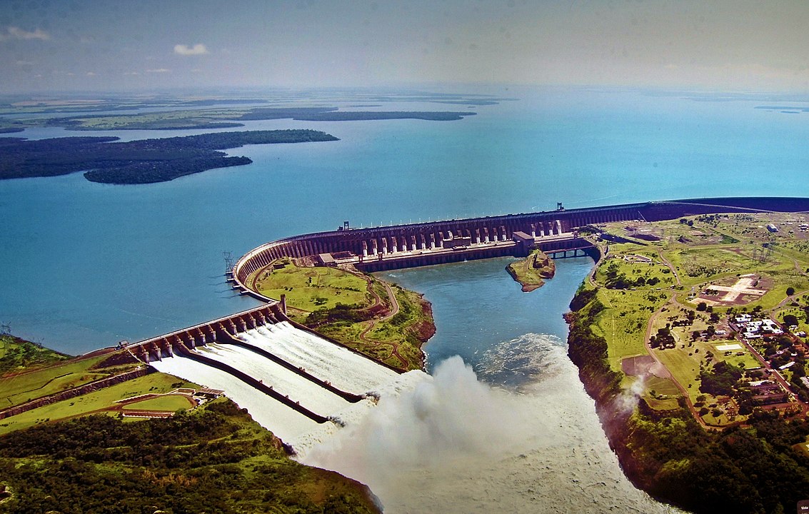 Imagem aérea da Usina Hidrelétrica Itaipu Binacional, empresa a qual o Partido Novo quer proteger via leis