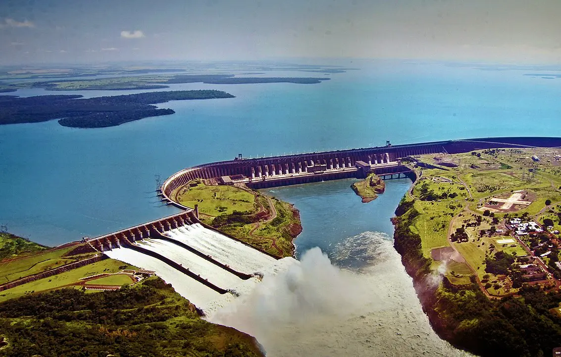 Imagem aérea da Usina Hidrelétrica Itaipu Binacional, empresa a qual o Partido Novo quer proteger via leis