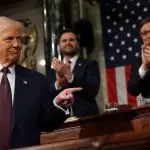 Donald Trump, presidente dos EUA, discursa em uma sessão conjunta do Congresso no Capitólio dos EUA. JD Vance, vice-presidente dos EUA, e Mike Johnson presidente da Câmara, aplaudem, em Washington, DC, EUA (4/3/2025)