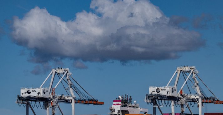 Brandão destacou que, se não fosse a plataforma, a balança comercial registraria superávit de US$ 2,4 bilhões em fevereiro, em vez do déficit de US$ 323 milhões | Foto: Carlos Barria/Reuters