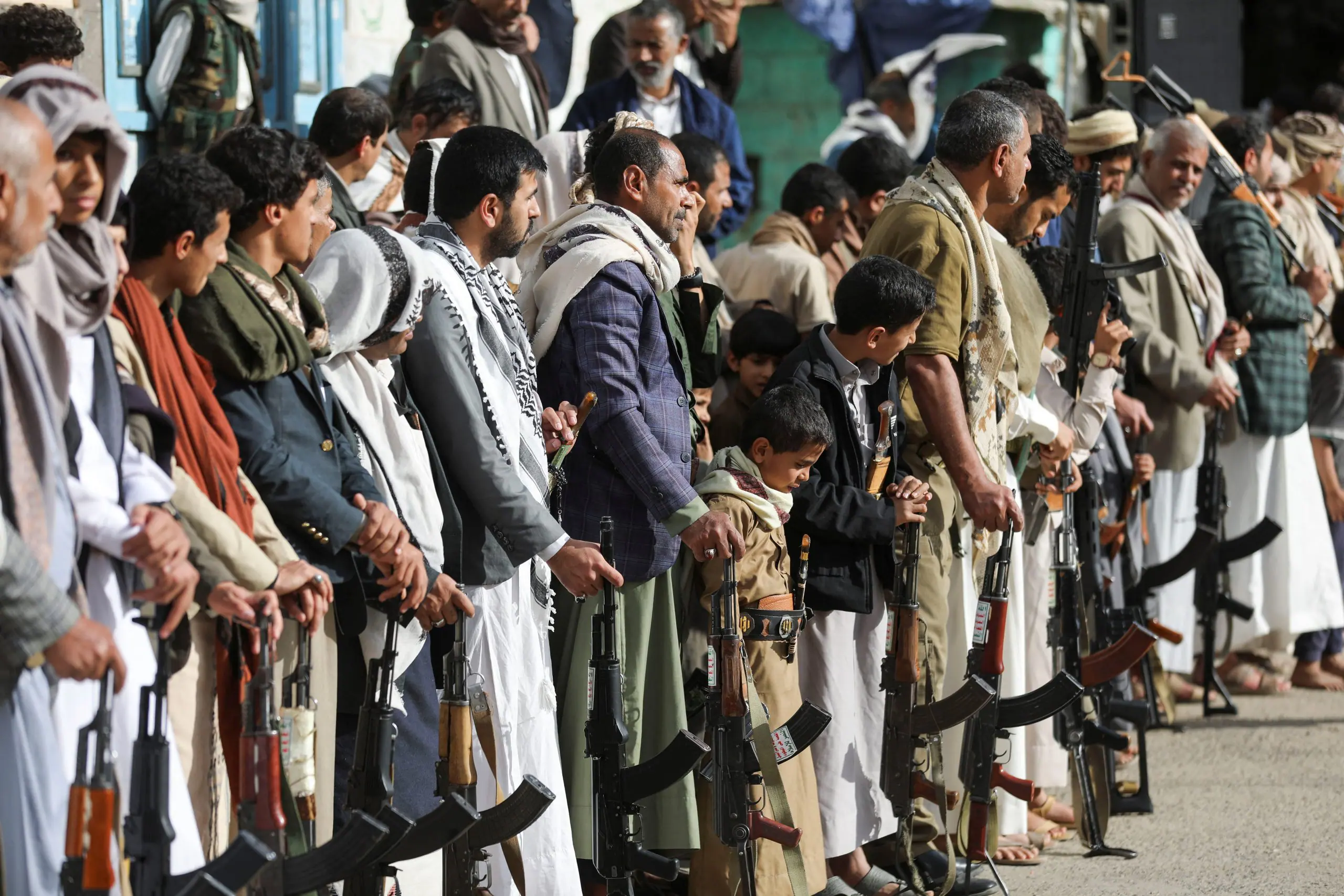 Militantes do Houthi seguram armas durante um protesto contra Israel, em Sanaa, no Iêmen - 11/3/2025 | Foto: Khaled Abdullah/Reuters