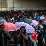 Pessoas enfrentam fila durante chuva, na região central da capital paulista
