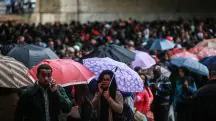 Pessoas enfrentam fila durante chuva, na região central da capital paulista