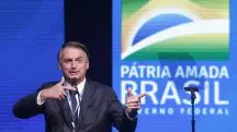 Jair Bolsonaro faz gesto como se estivesse com armas nas mãos, durante evento no Hotel Royal Golden Tulip, em Brasília, em alusão à nota que comparar apreensão de armas entre governo Lula e Bolsonaro