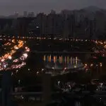 Vista geral da zona norte de São Paulo com céu encoberto, garoa e frio na capital. Clima em São Paulo