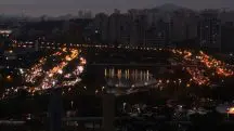 Vista geral da zona norte de São Paulo com céu encoberto, garoa e frio na capital. Clima em São Paulo
