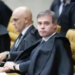 Ministro André Mendonça em primeiro plano, com Alexandre de Moraes, Flávio Dino e Luiz Fux em segundo plano