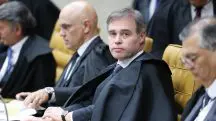 Ministro André Mendonça em primeiro plano, com Alexandre de Moraes, Flávio Dino e Luiz Fux em segundo plano