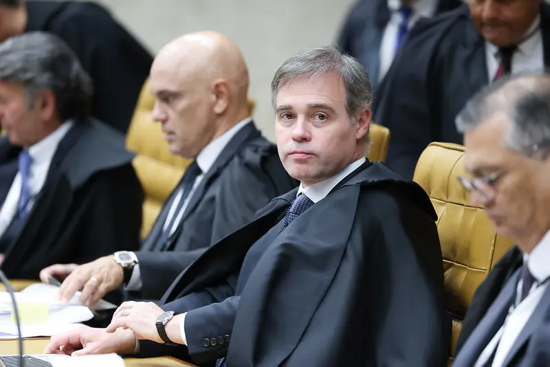 Ministro André Mendonça em primeiro plano, com Alexandre de Moraes, Flávio Dino e Luiz Fux em segundo plano