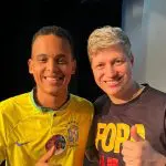 À esquerda, Cleiton Matheus Sabino, morto no Rio de Janeiro; à direita, o deputado federal Marcel van Hattem (Novo-RS); políticos do Partido Novo