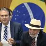 O ministro da Educação, Camilo Santana (à esq), e o presidente Lula (à dir), durante a cerimônia Lançamento do programa Mais Professores - 14/1/2025 | Foto: Mateus Bonomi/Estadão Conteúdo