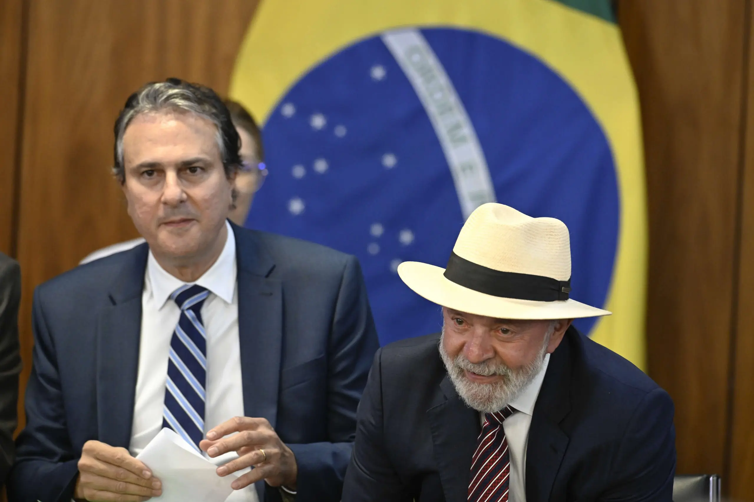 O ministro da Educação, Camilo Santana (à esq), e o presidente Lula (à dir), durante a cerimônia Lançamento do programa Mais Professores - 14/1/2025 | Foto: Mateus Bonomi/Estadão Conteúdo
