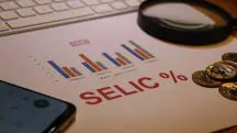 Taxa Selic - Gráfico representando evolução, lupa, teclado e calculadora. país