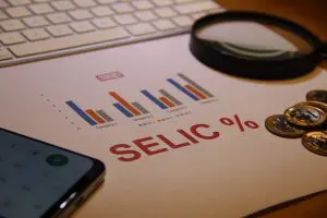 Taxa Selic - Gráfico representando evolução, lupa, teclado e calculadora. país