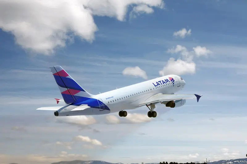 Aeronave Airbus A319, da Latam, que vai operar em caráter de urgência em Fernando de Noronha