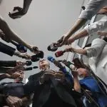 O ministro Luís Roberto Barroso e jornalistas, na foto de capa da Edição 260: apoio da mídia a uma ficção | Foto: Paulo Pinto/Agência Brasil