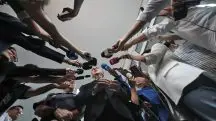 O ministro Luís Roberto Barroso e jornalistas, na foto de capa da Edição 260: apoio da mídia a uma ficção | Foto: Paulo Pinto/Agência Brasil