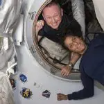 Suni Williams (à direita) e Butch Wilmore, os veteranos pilotos que partiram em junho de 2024: problemas e pedidos de ajuda a SpaceX, de Elon Musk | Foto: Reprodução/Twitter/X