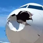 Na última semana, dois casos ganharam destaque nacional. O primeiro envolveu uma aeronave da Latam, que sofreu danos na parte frontal e retornou ao aeroporto | Foto: Divulgação/Latam