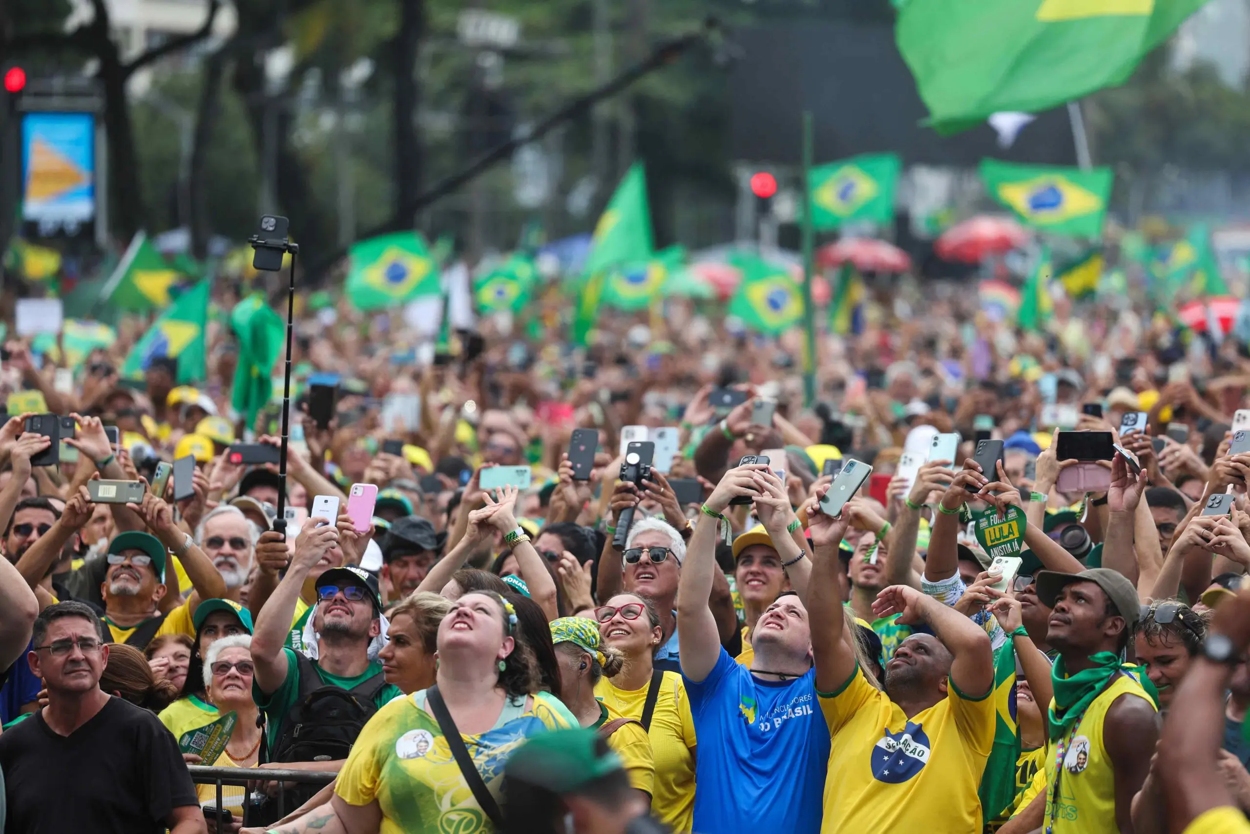 Manifestantes se reúnem para apoiar o ex-presidente brasileiro Jair Bolsonaro na praia de Copacabana, no Rio de Janeiro, Brasil, em 16 de março de 2025 | Foto: Reuters/Pilar Olivares
