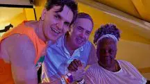 O ministro Luís Roberto Barroso, do STF; o ex-deputado federal Gabriel Chalita e a escritora Conceição Evaristo no camarote Folia Tropical, no Sambódromo da Sapucaí | Foto: Reprodução/Instagram/Gabriel Chalita