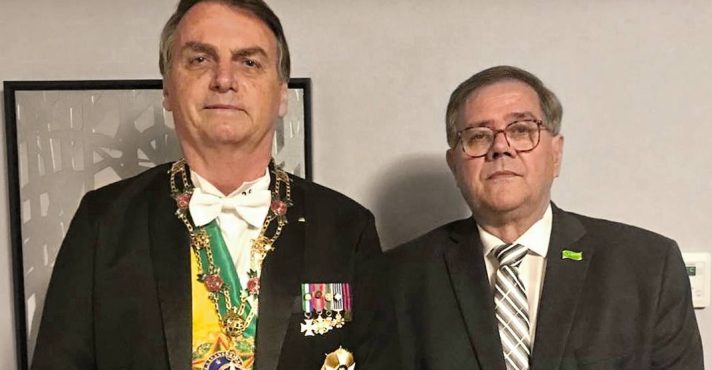 Eduardo disse que o FBI — sob o governo de Joe Biden — e a Polícia Federal do Brasil teriam atuado em conjunto para convocar o médico | Foto: Reprodução/Redes sociais