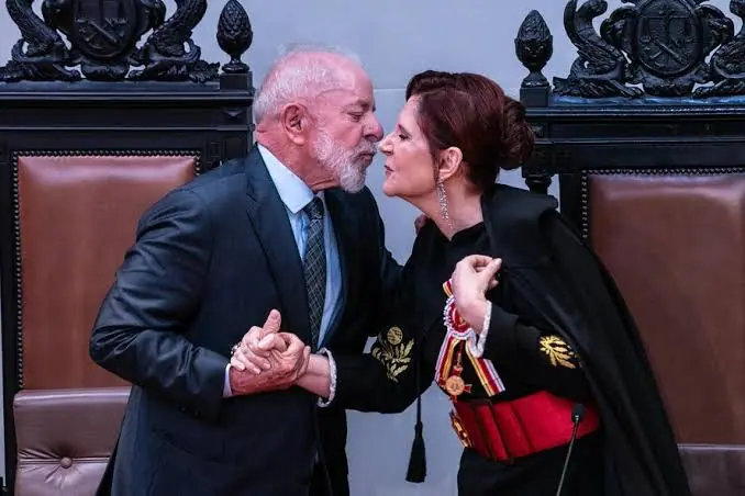 Lula da Silva cumprimenta a nova presidente do STM, Maria Elizabeth Rocha: troca de elogios | Foto: Reprodução/Twitter/X