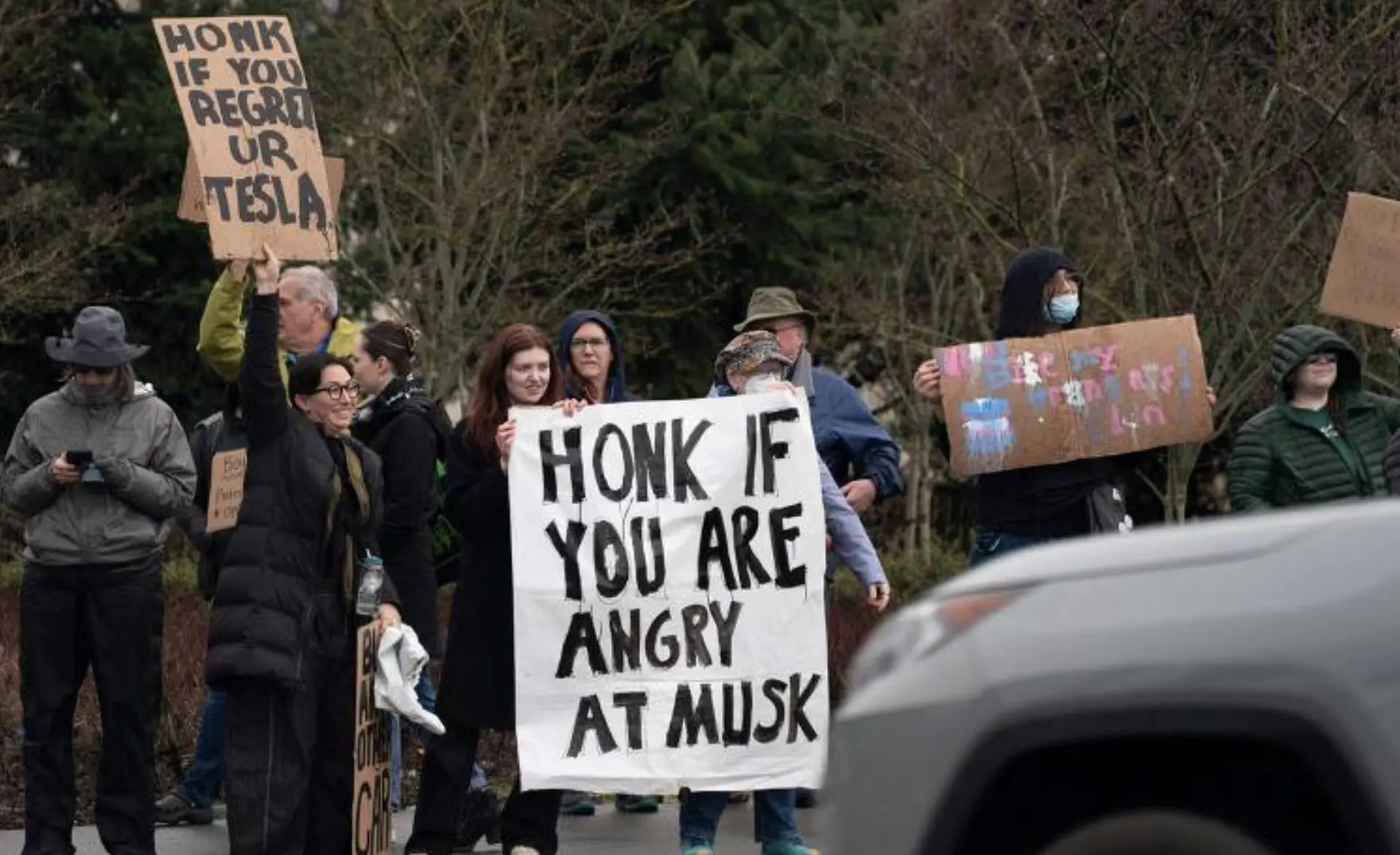 Protesto contra Elon Musk | Foto: Reprodução/Getty Images