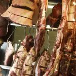 A suspensão da importação de carne bovina também afeta duas empresas na Argentina, uma no Uruguai e outra na Mongólia | Foto: Reprodução/Agência Brasil