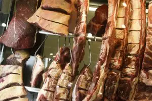 A suspensão da importação de carne bovina também afeta duas empresas na Argentina, uma no Uruguai e outra na Mongólia | Foto: Reprodução/Agência Brasil