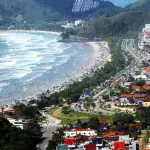 Vista aérea de Ubatuba, no litoral paulista: única cidade brasileira na seleção global da plataforma Airbnb | Foto: PMU/Divulgação