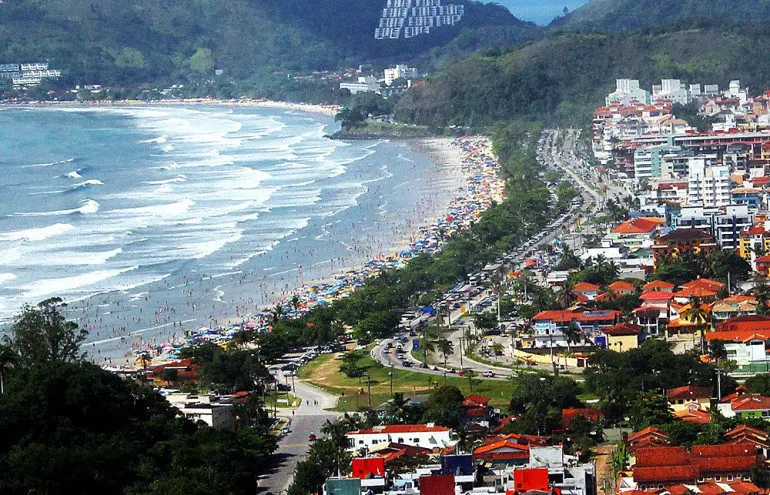 Vista aérea de Ubatuba, no litoral paulista: única cidade brasileira na seleção global da plataforma Airbnb | Foto: PMU/Divulgação