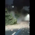 Destroços do casarão invadem pista da Avenida Mem de Sá, uma das principais vias da Lapa, na região central do Rio de Janeiro
