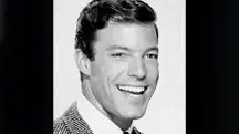 Ator Richard Chamberlain, em interpretação de Dr. Kildare